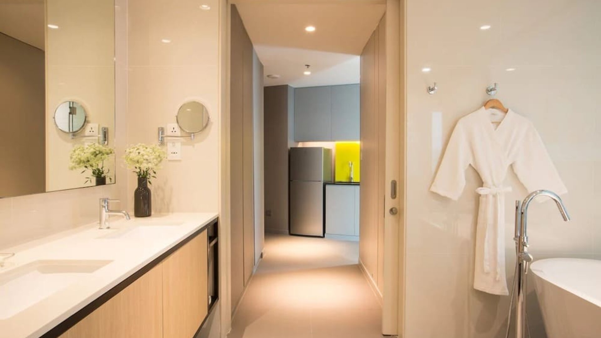 Spacious guet bathroom at Modena By Fraser Bangkok.