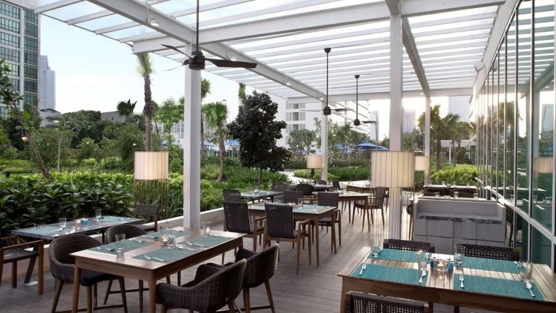 Outdoor dining area at Fraser Place Setiabudi Jakarta.