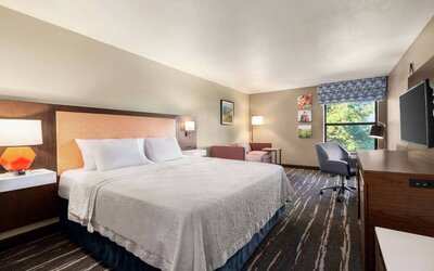 Day use room with natural light at Hampton Inn Tracy.