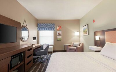 King room with TV and work station at Hampton Inn Tracy.