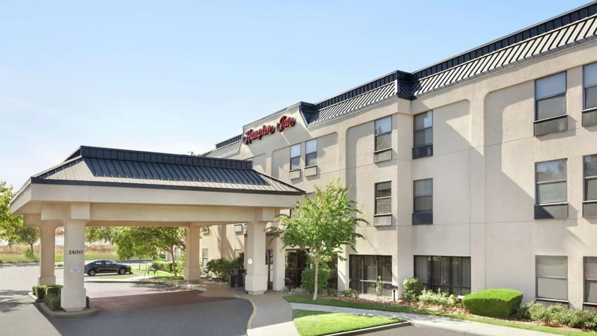 Hotel exterior and parking at Hampton Inn Tracy.