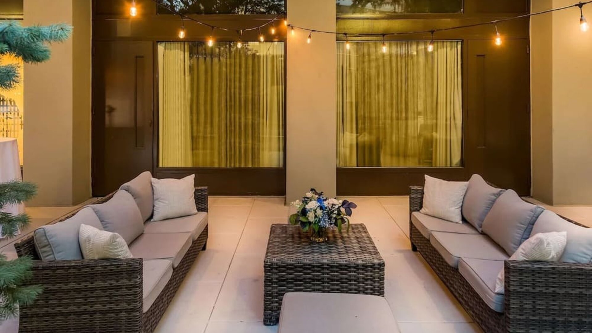 Lounge and coworking space at Sonesta White Plains Downtown.