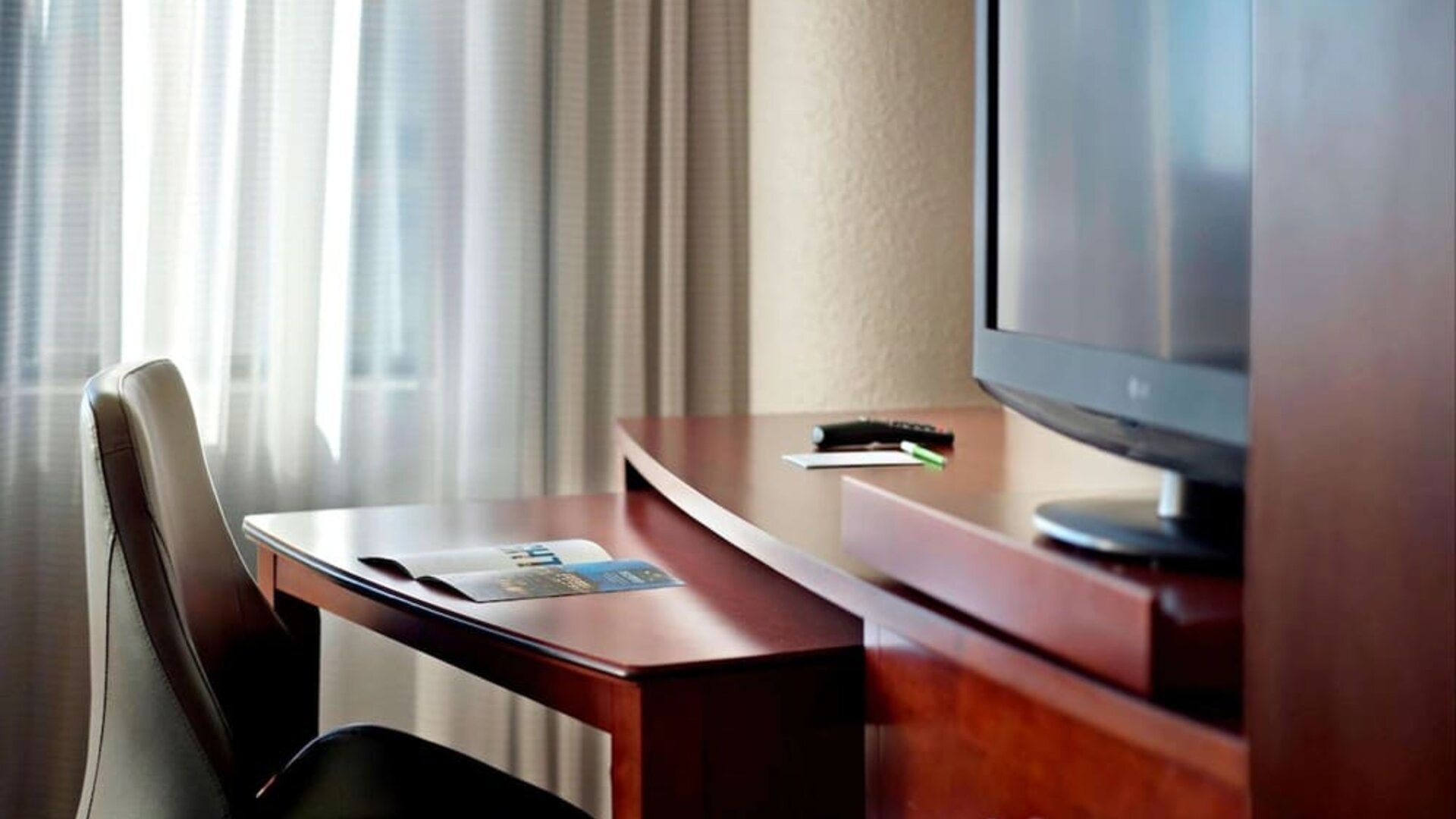 Day use work desk at Sonesta Select Atlanta Cumberland Galleria.