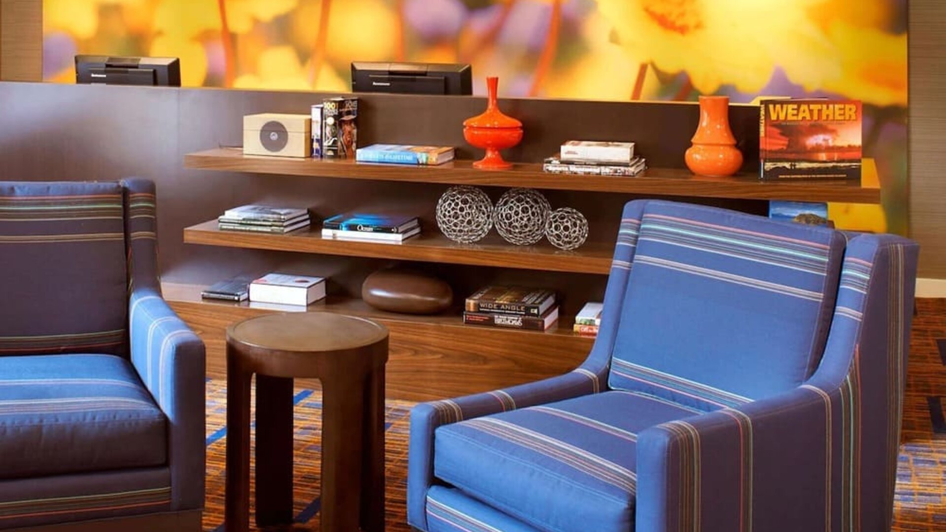 Lobby and lounge at Sonesta Select Detroit Auburn Hills.