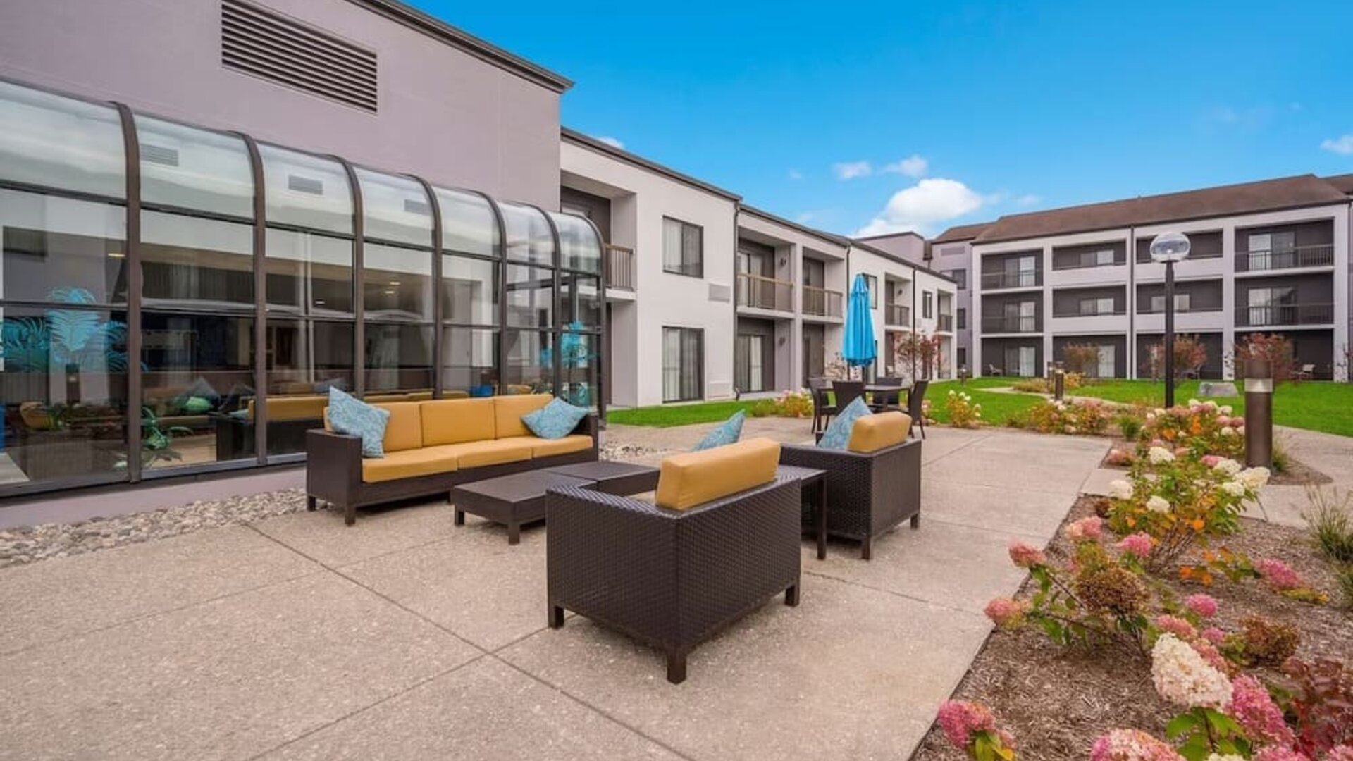 Outdoor lounge and coworking space at Sonesta Select Detroit Auburn Hills.