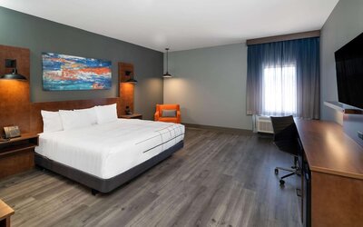 La Quinta Inn & Suites by Wyndham Louisville NE/Old Henry Rd