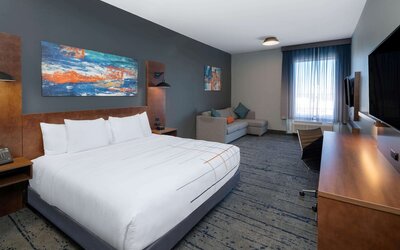 La Quinta Inn & Suites by Wyndham Louisville NE/Old Henry Rd