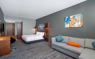 La Quinta Inn & Suites by Wyndham Louisville NE/Old Henry Rd
