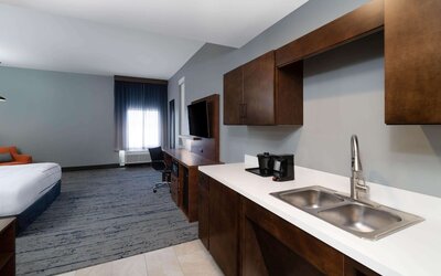 La Quinta Inn & Suites by Wyndham Louisville NE/Old Henry Rd