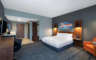 La Quinta Inn & Suites by Wyndham Louisville NE/Old Henry Rd