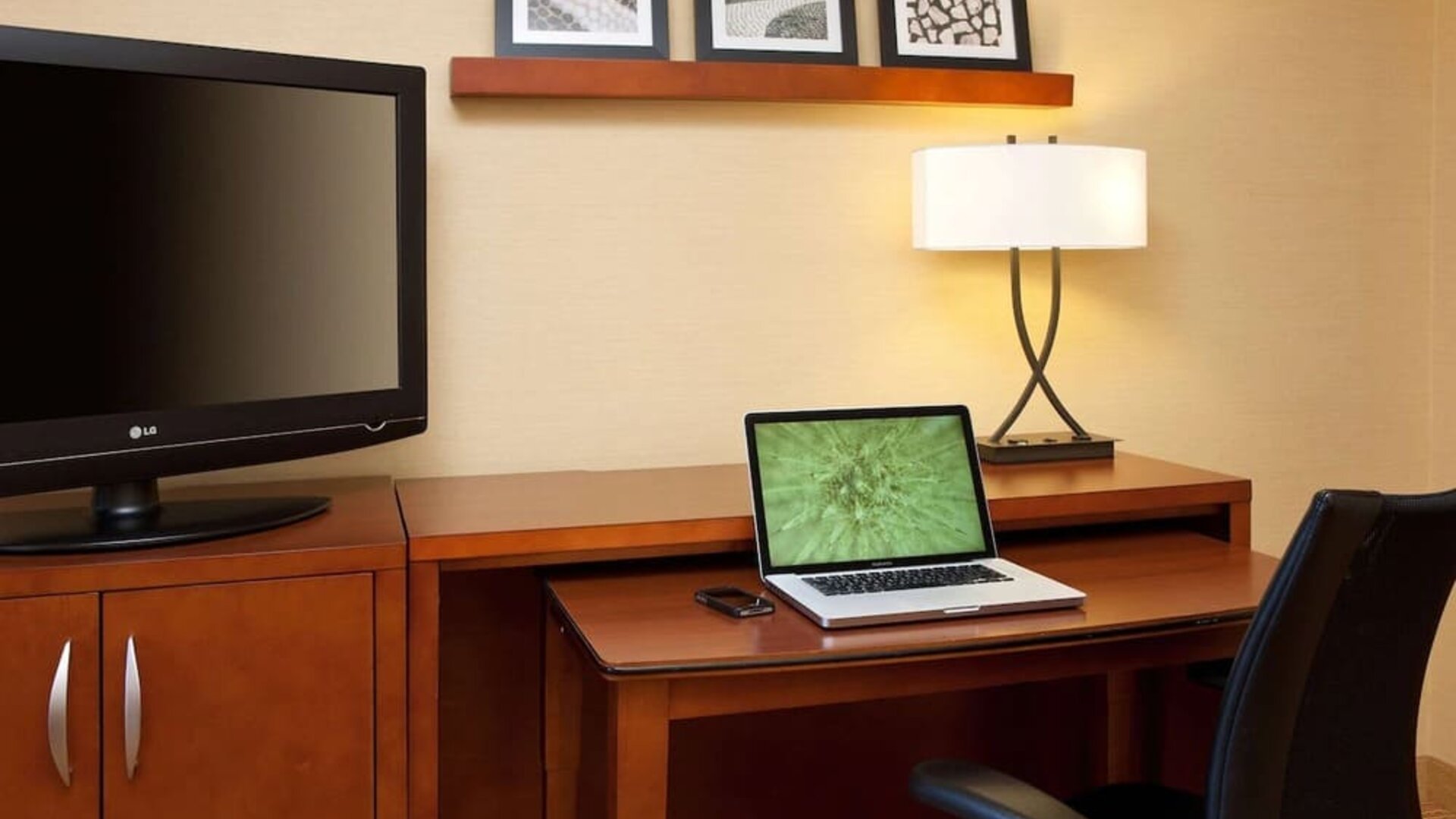 Work desk at Sonesta Select Detroit Auburn Hills.