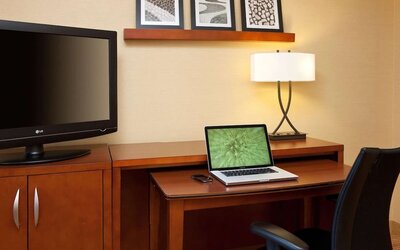 Work desk at Sonesta Select Detroit Auburn Hills.