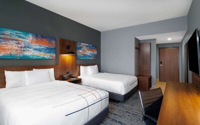 La Quinta Inn & Suites by Wyndham Louisville NE/Old Henry Rd
