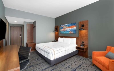 La Quinta Inn & Suites by Wyndham Louisville NE/Old Henry Rd