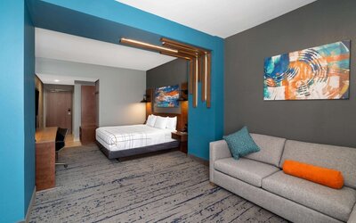 La Quinta Inn & Suites by Wyndham Louisville NE/Old Henry Rd