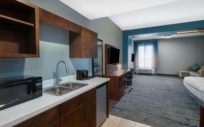 La Quinta Inn & Suites by Wyndham Louisville NE/Old Henry Rd