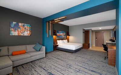 La Quinta Inn & Suites by Wyndham Louisville NE/Old Henry Rd