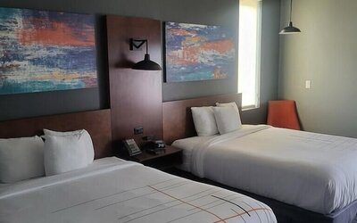 La Quinta Inn & Suites by Wyndham Louisville NE/Old Henry Rd