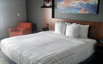La Quinta Inn & Suites by Wyndham Louisville NE/Old Henry Rd