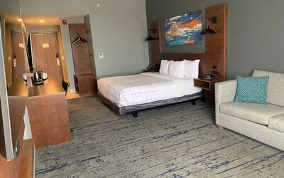 La Quinta Inn & Suites by Wyndham Louisville NE/Old Henry Rd
