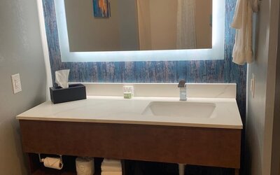 La Quinta Inn & Suites by Wyndham Louisville NE/Old Henry Rd