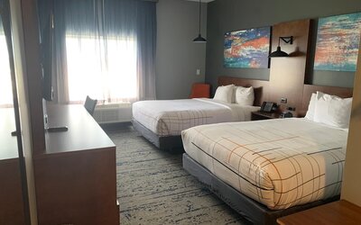 La Quinta Inn & Suites by Wyndham Louisville NE/Old Henry Rd