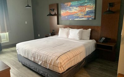 La Quinta Inn & Suites by Wyndham Louisville NE/Old Henry Rd