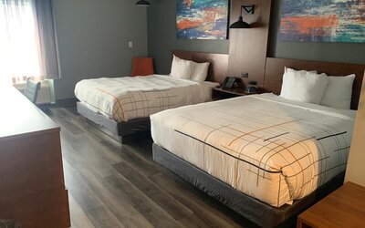 La Quinta Inn & Suites by Wyndham Louisville NE/Old Henry Rd