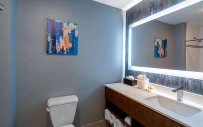 La Quinta Inn & Suites by Wyndham Louisville NE/Old Henry Rd