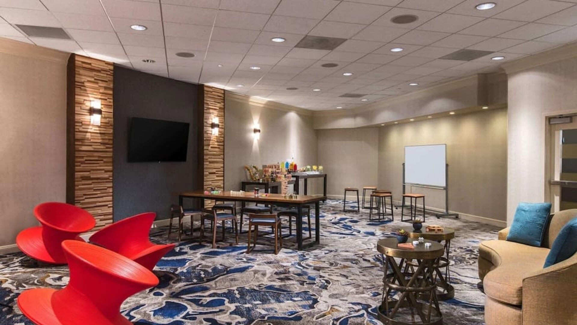 Coworking lounge at Sonesta Nashville Airport.