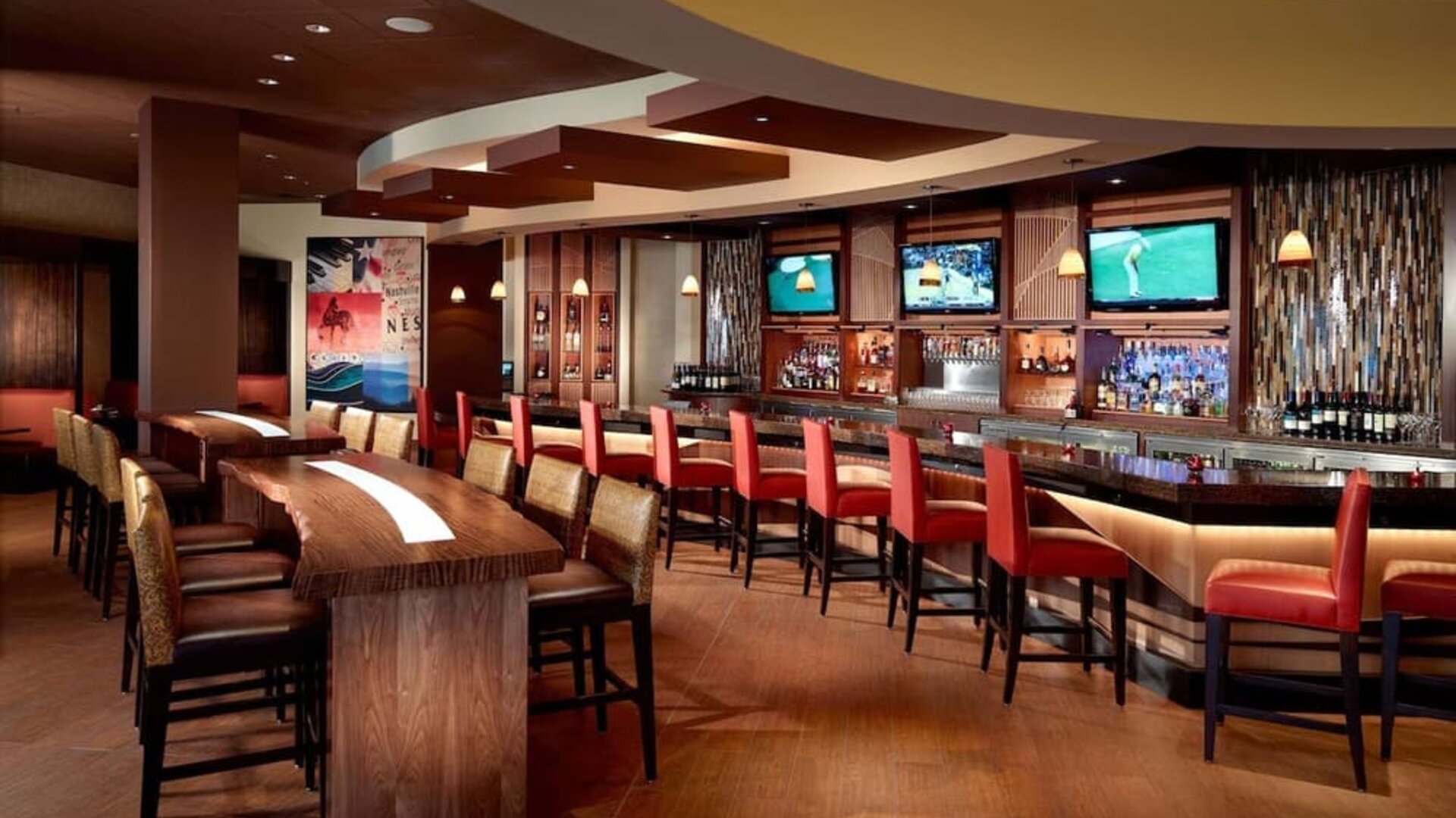 Cozy hotel bar at Sonesta Nashville Airport.