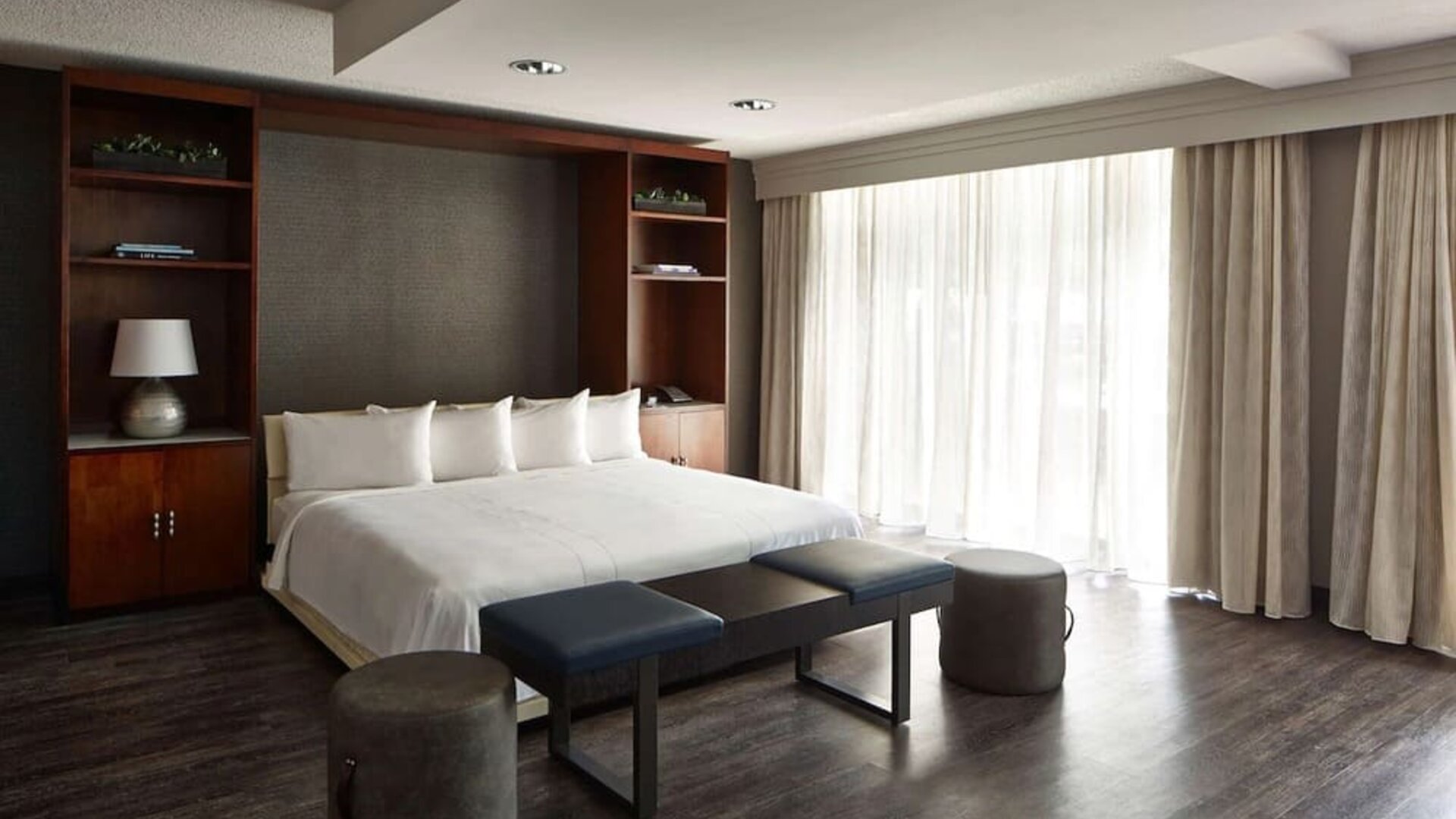 King room at Sonesta Nashville Airport.