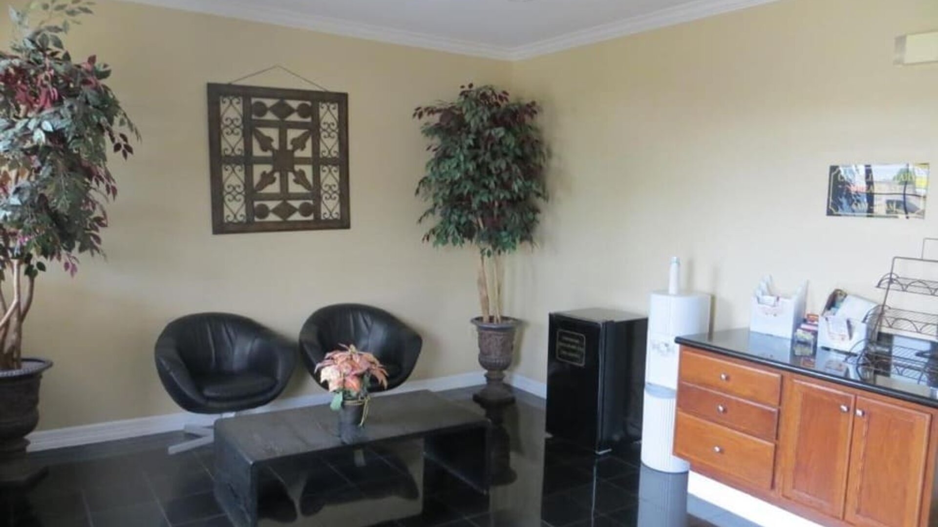 Lounge area at Palace Inn Westheimer.