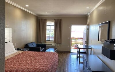 King room at Palace Inn Westheimer.
