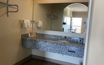 Guest bathroom at Palace Inn Westheimer.
