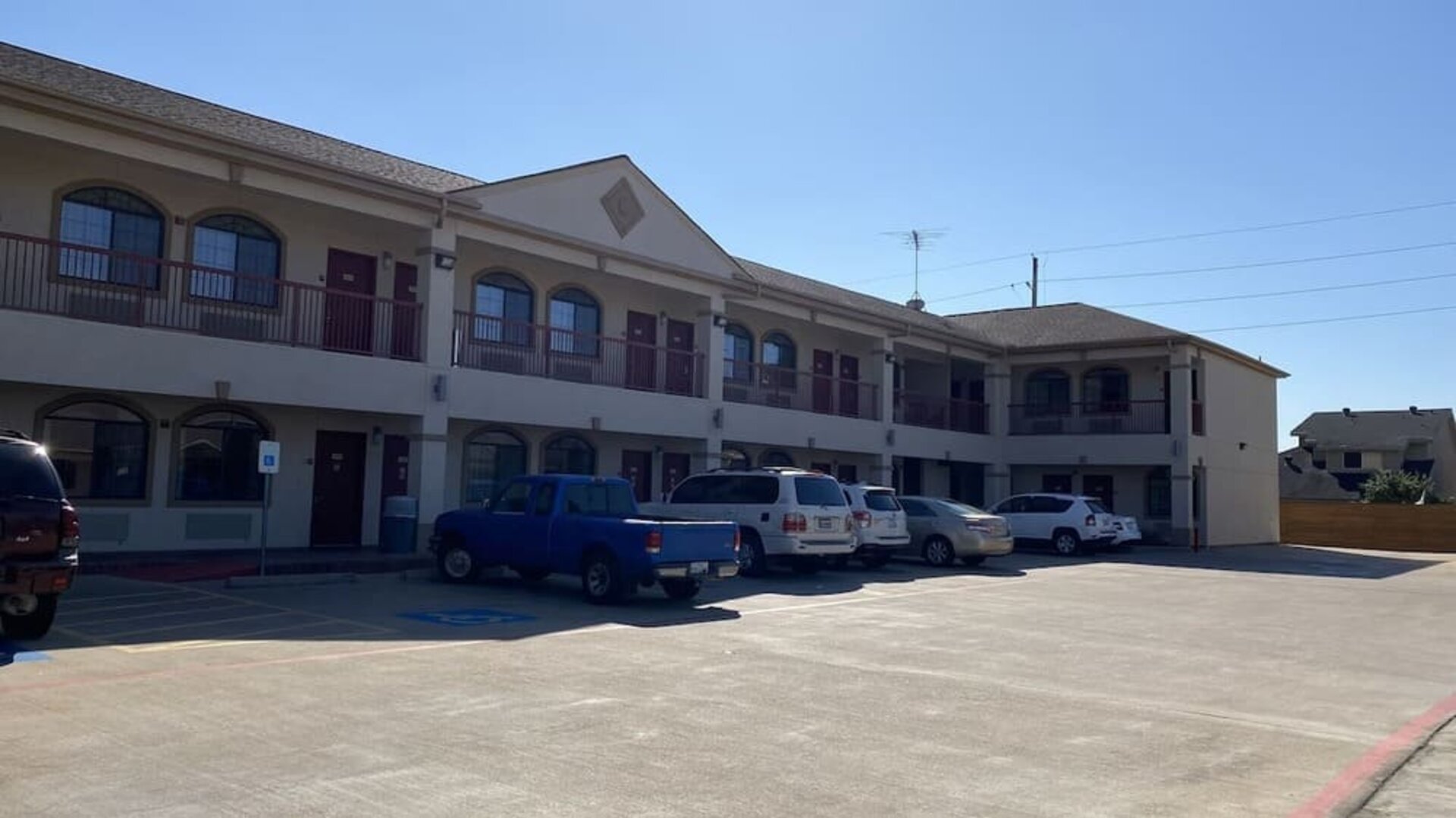 Free parking at Palace Inn Westheimer.
