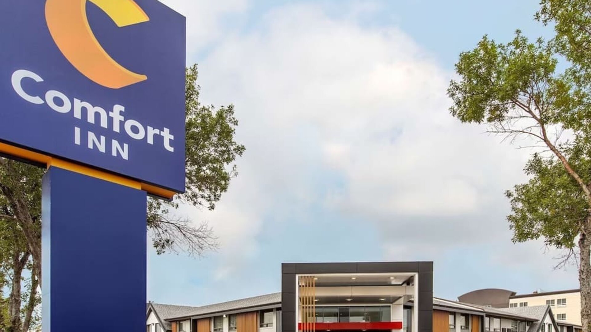 Hotel entrance at Comfort Inn Brossard.