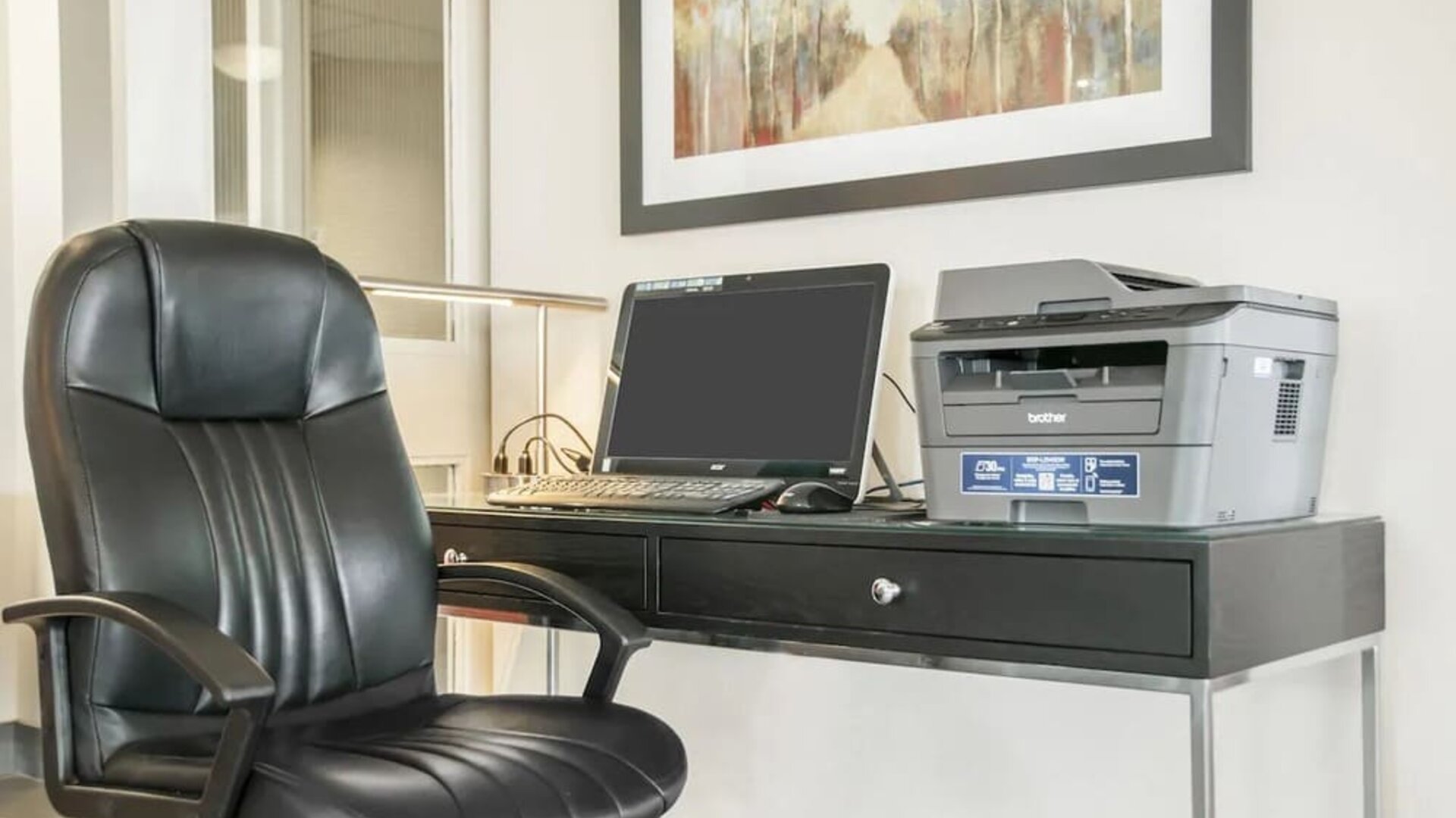 Business center at Comfort Inn Brossard.