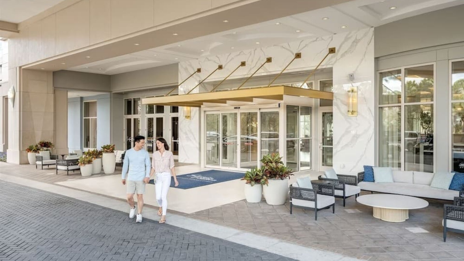 Hotel entrance and parking at Signia By Hilton Orlando Bonnet Creek.