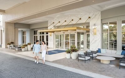 Hotel entrance and parking at Signia By Hilton Orlando Bonnet Creek.