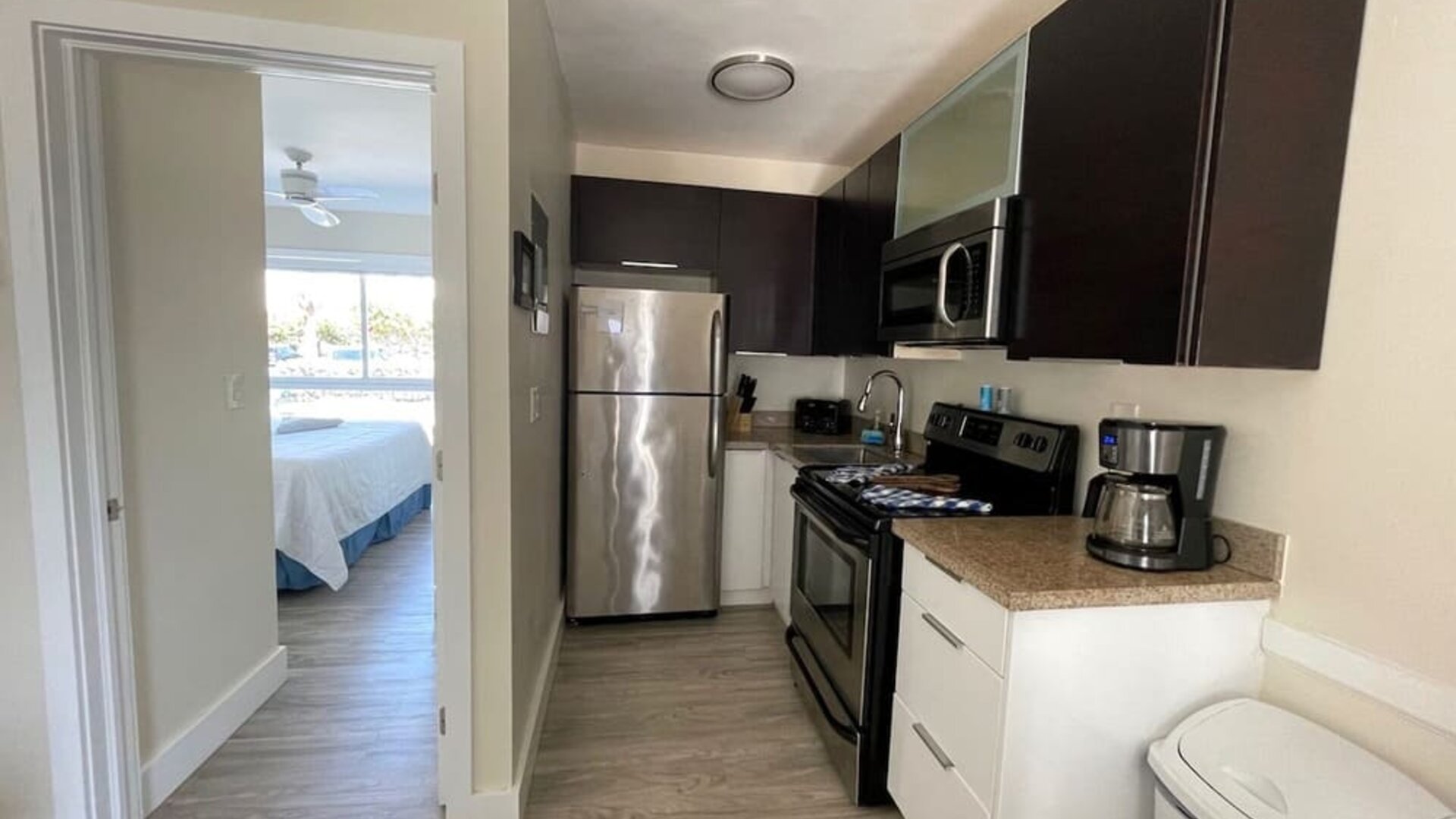 Day room with kitchen at Shore View Hotel.