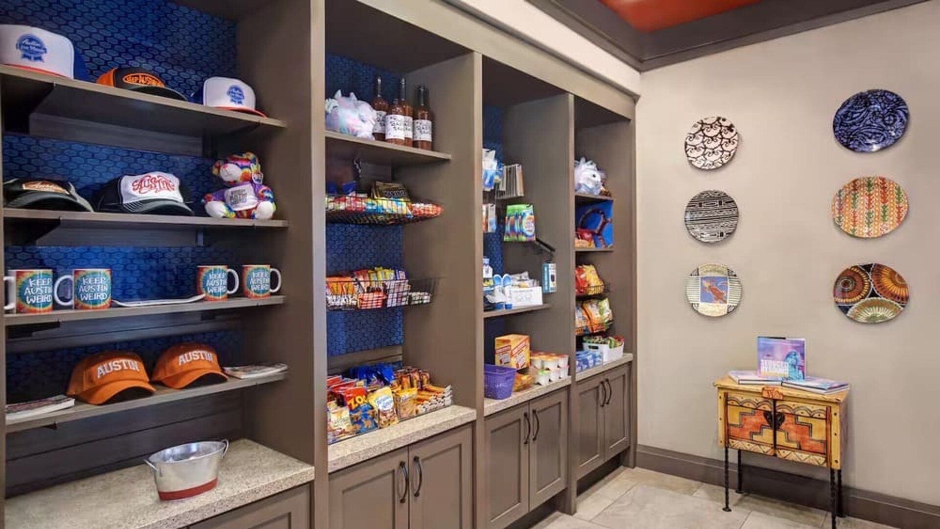 Snack bar and shop at Hampton Inn & Suites Austin @ The UniversityCapitol.