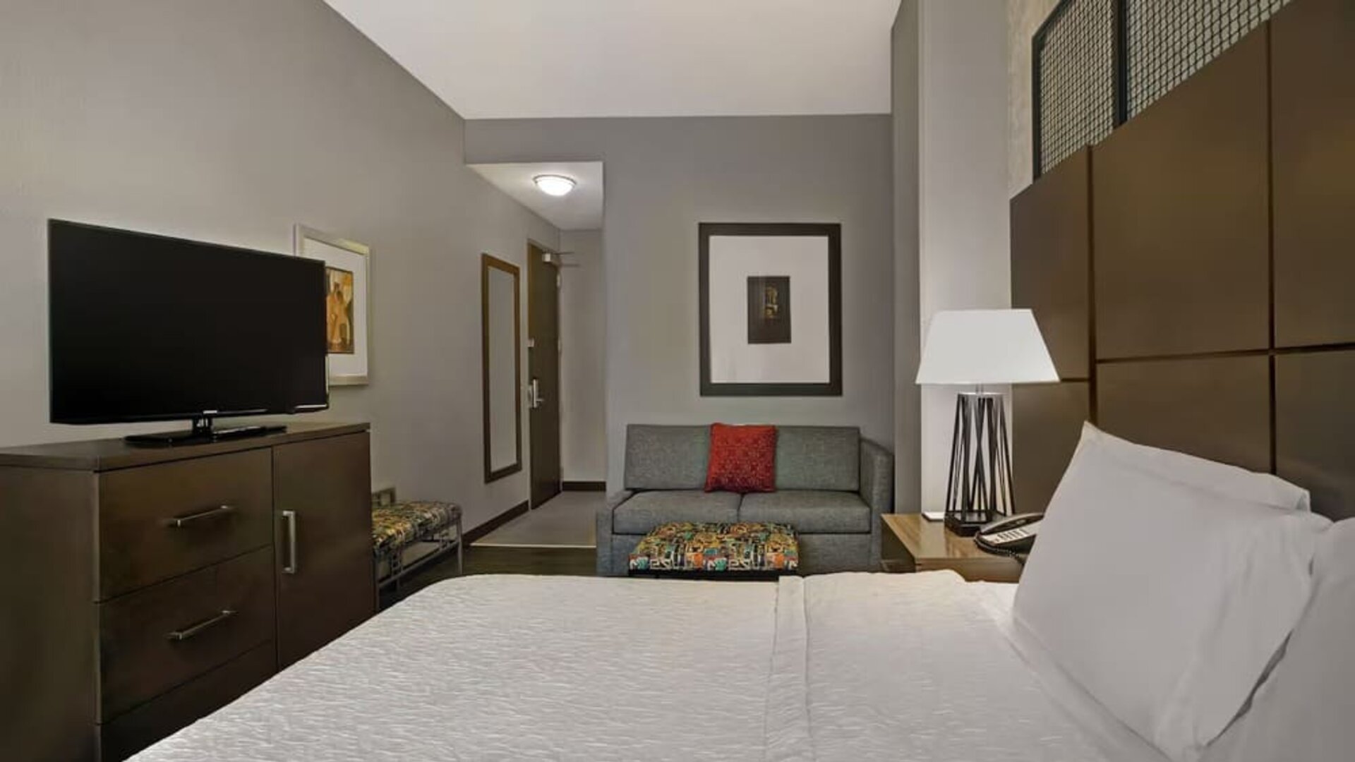 King room with TV at Hampton Inn & Suites Austin @ The UniversityCapitol.