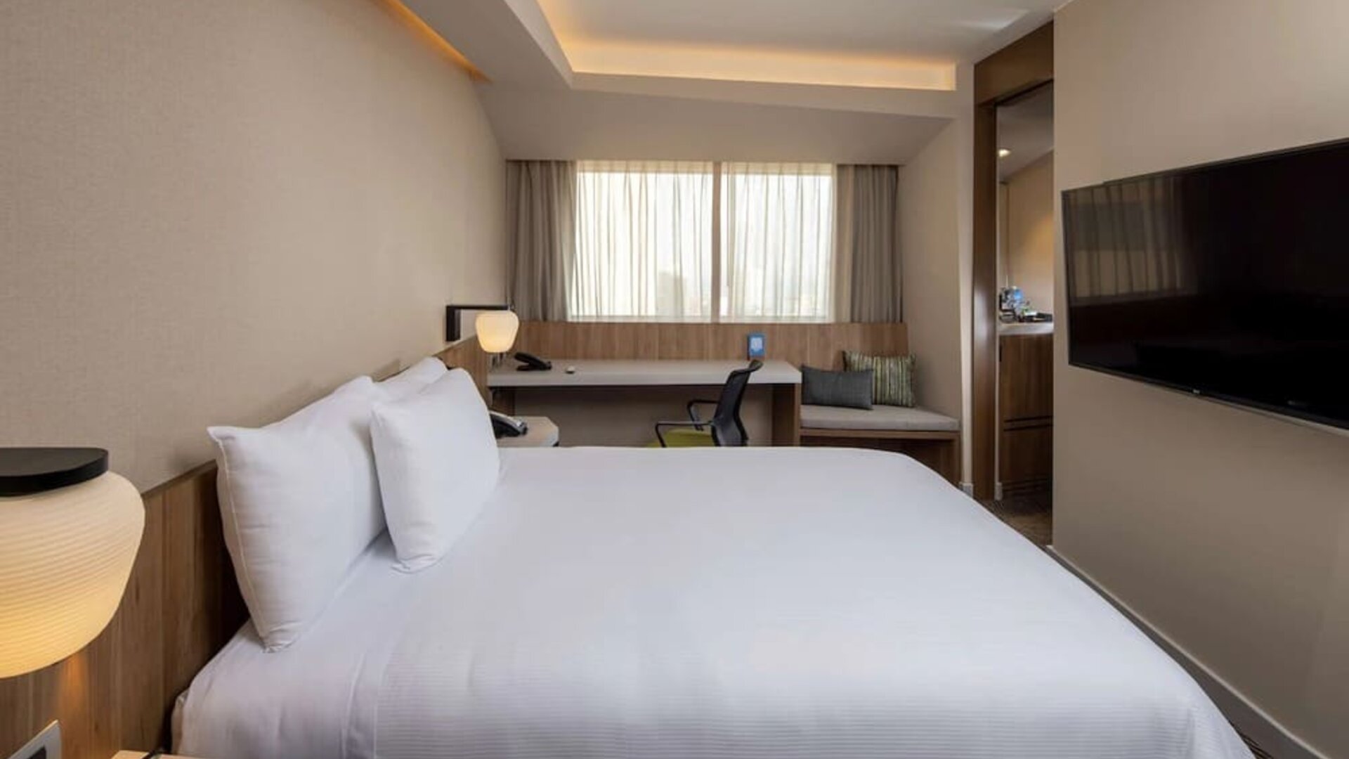 Day use room with natural light at Hilton Garden Inn Lima Miraflores.
