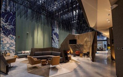 Lobby and coworking space at Hilton Garden Inn Lima Miraflores.