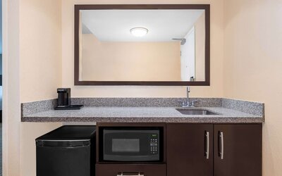 Hampton Inn & Suites Madison / Downtown