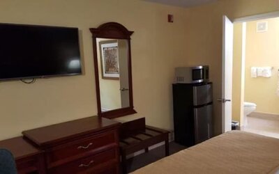 Day use room with refrigerator and private bathroom at Loyalty Inn Hawkinsville.