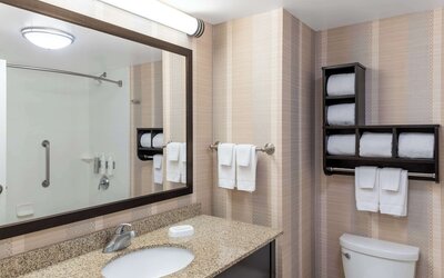 Hampton Inn & Suites Madison / Downtown