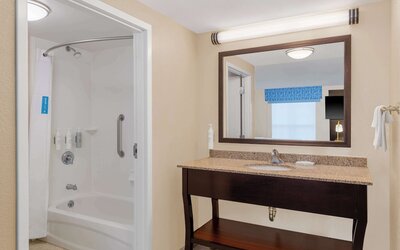 Hampton Inn & Suites Madison / Downtown