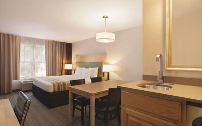 Country Inn & Suites by Radisson, Madison Southwest, WI